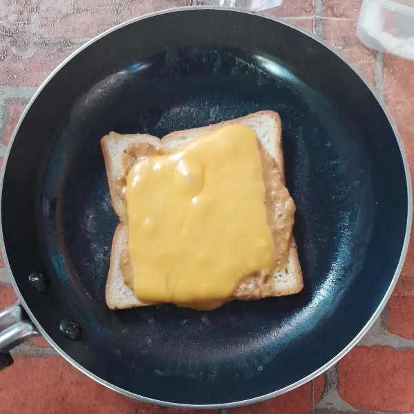 Lelehkan butter, panggang diatas teflon hingga keju melted. Sajikan.