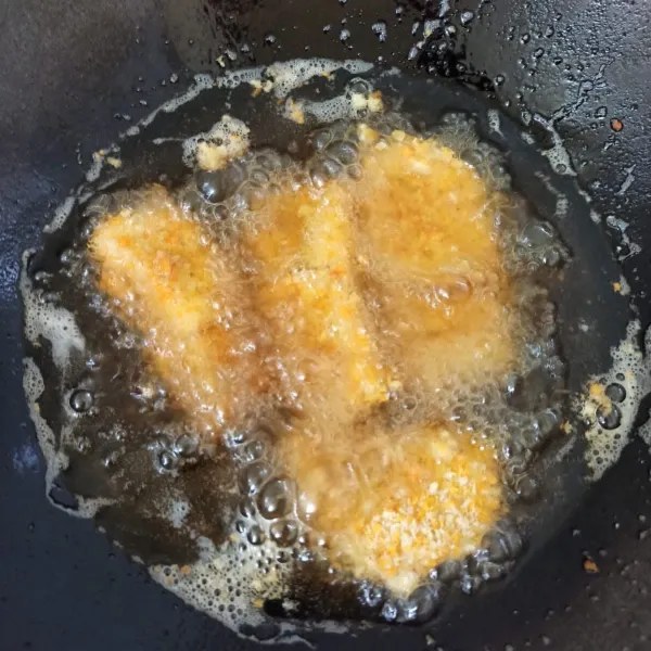 Goreng ikan hingga kuning keemasan dan matang. Fish finger siap di sajikan. Untuk bekal sekolah dapat disajikan didalam lunch box.