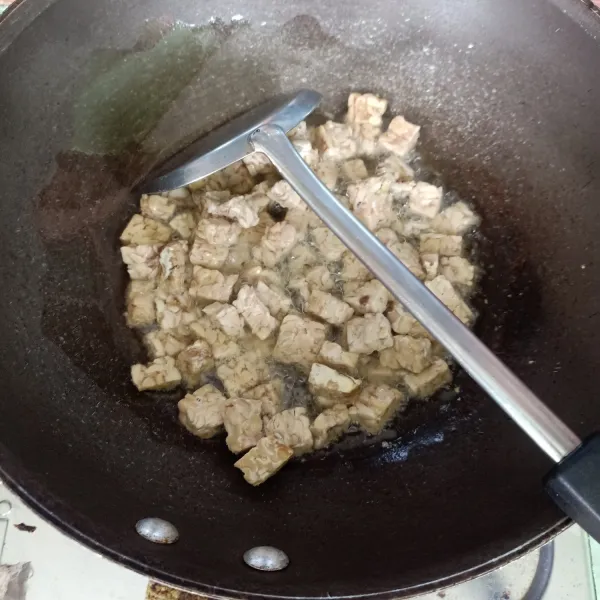 Lalu siapkan wajan dan beri minyak goreng, setelah panas masukkan tempe.
