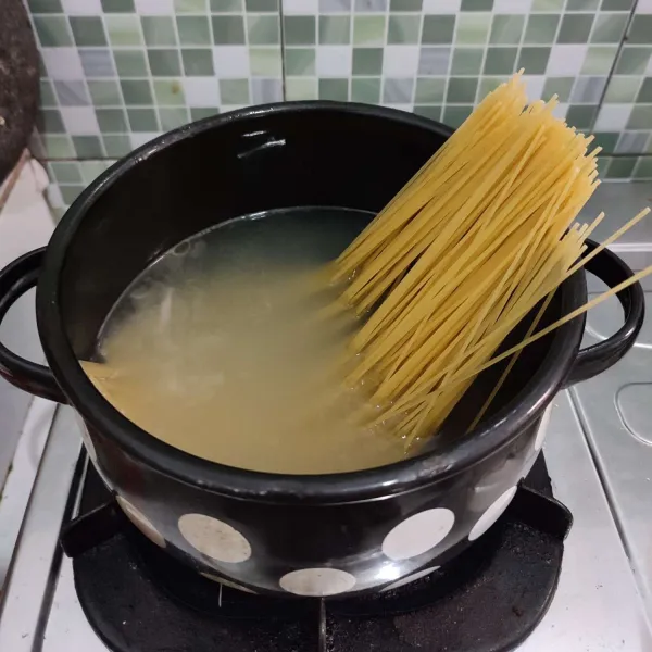 Rebus spaghetti hingga aldente kemudian tiriskan.