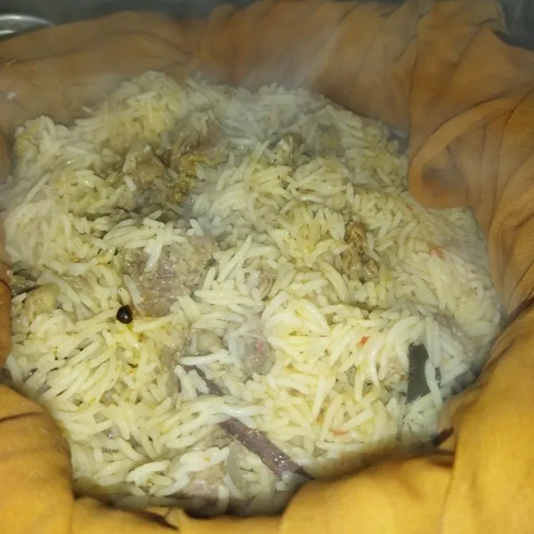 Panaskan kukusan, jika air kukusan sudah mendidih, lalu kukus beras basmati yang tadi sudah diaron, kukus selama 30 menit. Angkat lalu sajikan dengan ditaburi bawang goreng, emping dan acar sayuran.