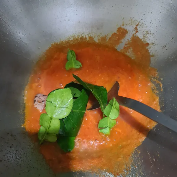 Masukkan daun salam dan daun jeruk. Masak hingga tanak.