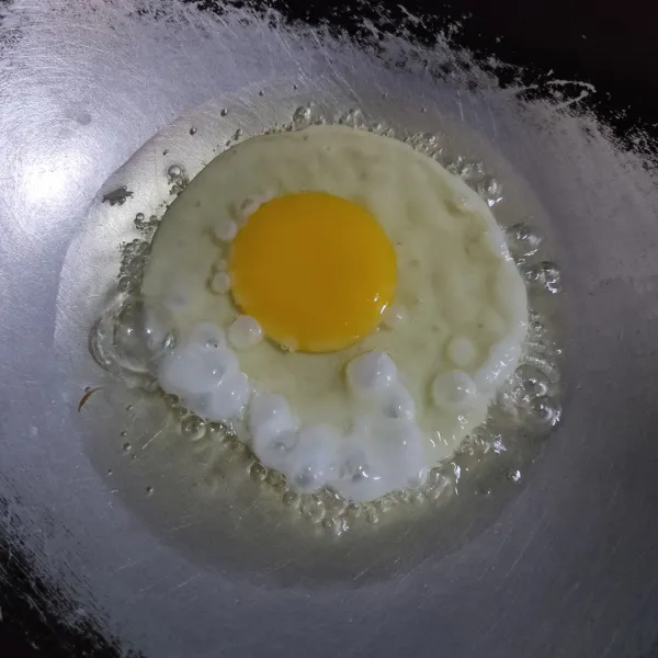 Goreng telur ceplok, lalu sisihkan.