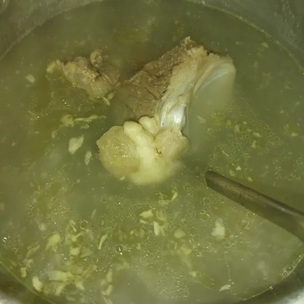 Kuah baso : masak air hingga mendidih, lalu masukkan tulangan sapi, beri bawang putih halus yang sudah ditumis, garam dan lada bubuk, lalu masak hingg matang.