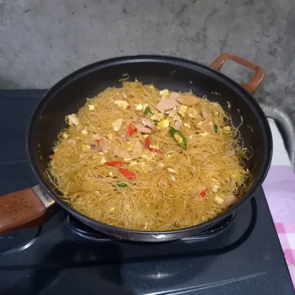 Masukkan bihun dan sedikit air. Bumbui dengan garam, lada, gula, dan penyedap rasa. Aduk dan koreksi rasa.