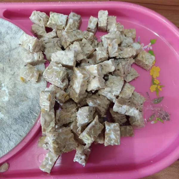 Potong dadu kecil-kecil tempe.