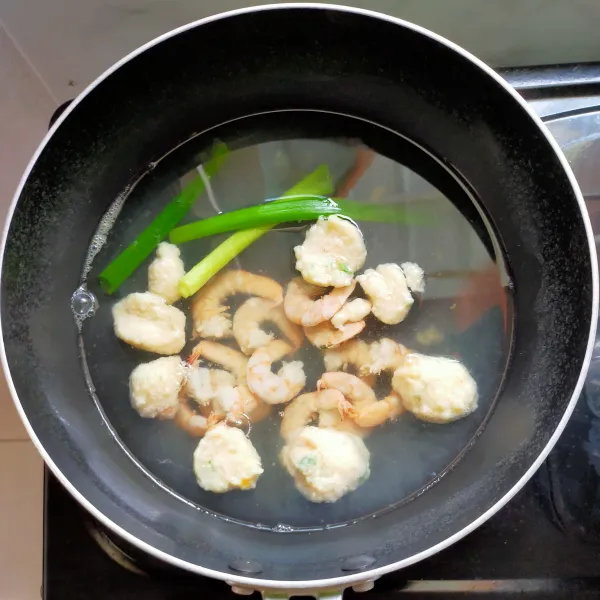 Membuat kuah : campur semua bahan kuah bakso tahu dengan mencampur semua bahan, lalu cicipi rasanya.