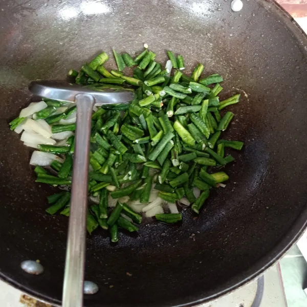 Lalu masukkan kacang panjang.