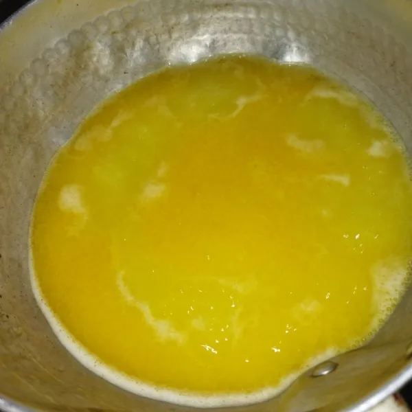 Masak margarin, air dan garam hingga benar-benar mendidih, kecilkan api kompor.
