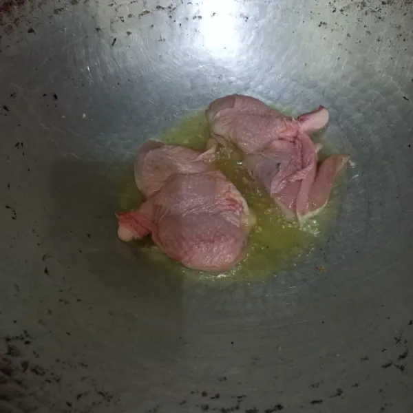 Goreng paha ayam dengan sedikit minyak hingga matang dan berubah warna saja, jangan sampai kering lalu tiriskan.