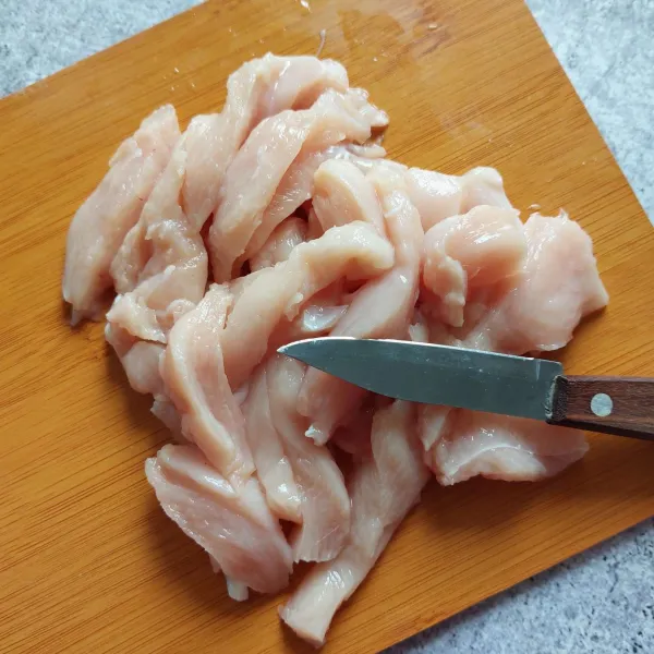 Potong daging ayam memanjang