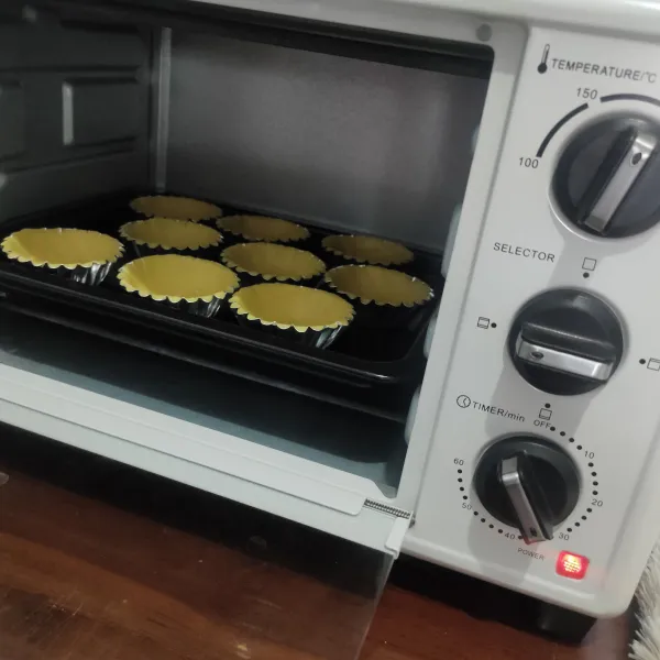 Oven dengan suhu 180° api atas bawah selama 20 menit atau hingga kulit pie matang lalu angkat dan dinginkan.