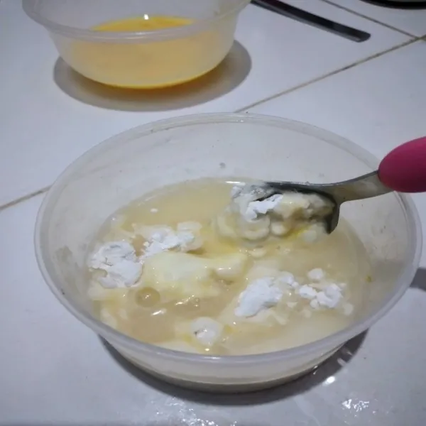 Campur bahan pelapis dan telur aduk hingga tercampur rata, hasil akhir dari adonan pelapis ini jangan terlalu encer