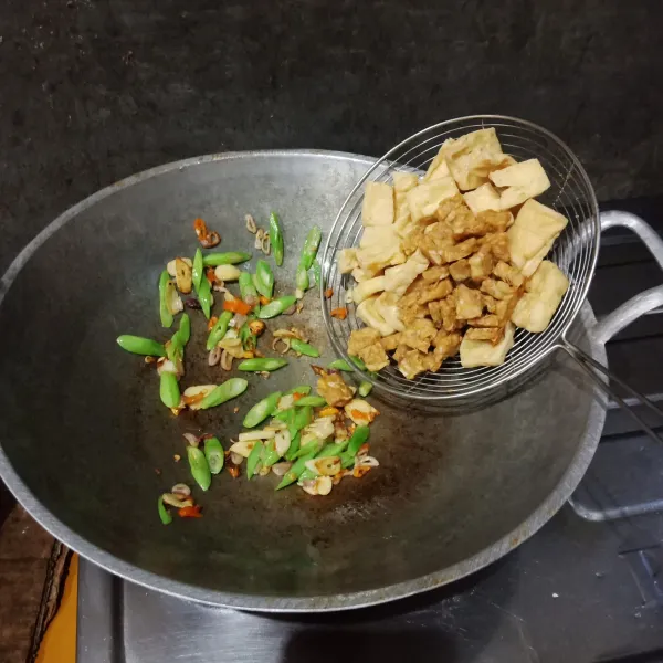 Masukan tempe dan tahu yang sudah di goreng, aduk kembali