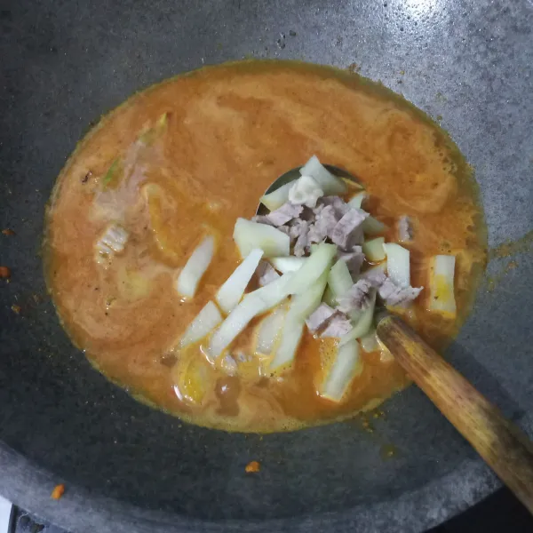 Tuang air, biarkan mendidih. Lalu masukkan labu siam dan daging, masak hingga labu siam setengah matang.