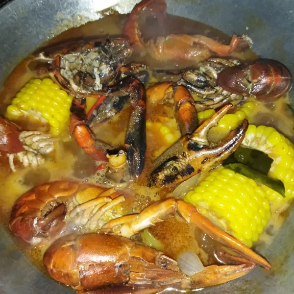 Masukkan lobster dan jagung, aduk rata, masak hingga mwndidih kembali dan lobsternya matang.