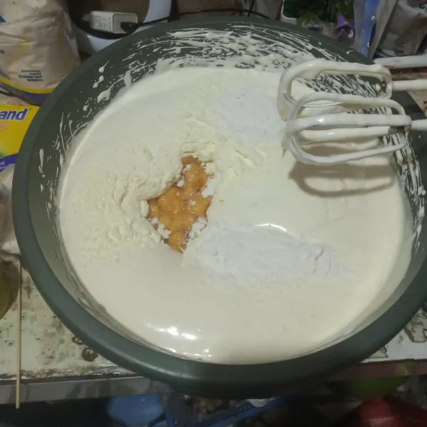 Masukan pisang halus, tepung terigu dan susu bubuk. Terakhir tuang margarin cair. Aduk hingga rata.