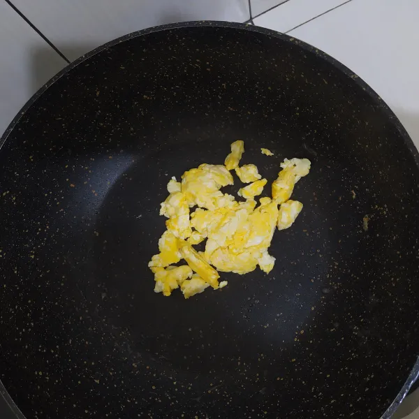 Membuat scrumble egg, kocok telur, susu, garam dan lada hingga tercampur rata. Panaskan butter lalu masukan kocokan telur, orak arik telur hingga matang lalu sisihkan