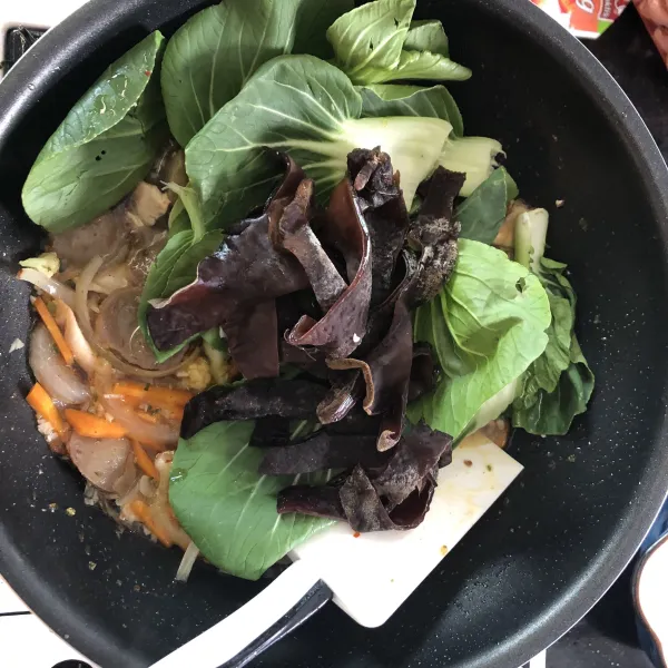 Masukan semua sayuran, masak hingga layu.
