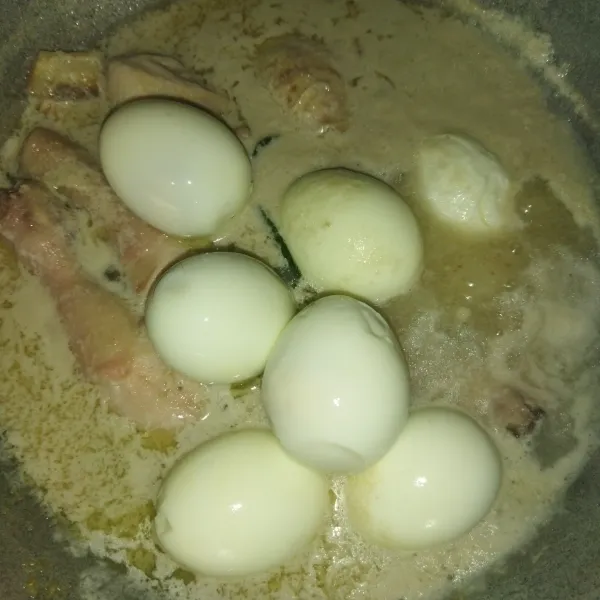 Masukkan telur rebus, aduk rata.