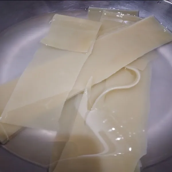 Rendam lasagna dalam air dingin, lalu sobek lasagna selebar 4 cm