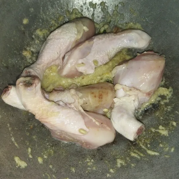 Lalu masukkan paha ayam, aduk dan masak hingga paha ayam berubah warna.