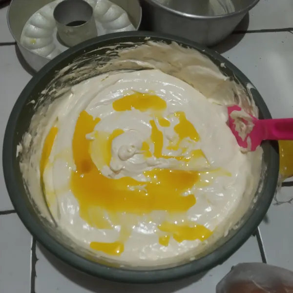 Masukkan susu bubuk, tepung terigu dan terakhir margarin cair. Aduk hingga merata.