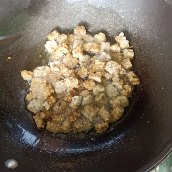 Setelah sisi 1 berwarna kecokelatan, lalu balikkan sisi lainnya. Goreng sampai matang, kemudian angkat dan tiriskan.