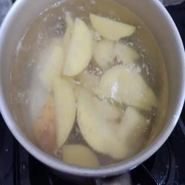 Didihkan air (banyaknya cukup hingga merendam air), masukkan bawang putih dan garam. lalu masukkan kentang, kecilkan api. rebus sekitar 5 menit. Angkat & tiriskan.