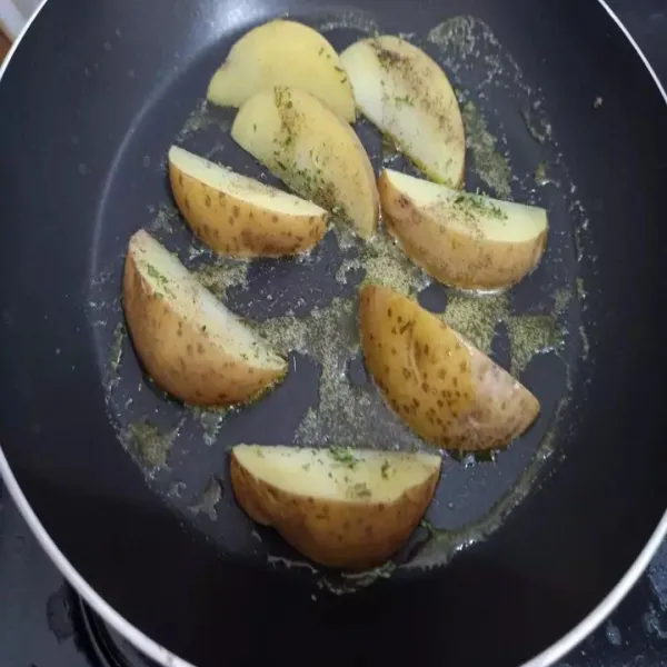 Panaskan margarin di teflon. panggang kentang 10 menit pada 1 sisi, kemudian balik dan panggang lagi 10 menit pada sisi sebaliknya dengan api kecil.