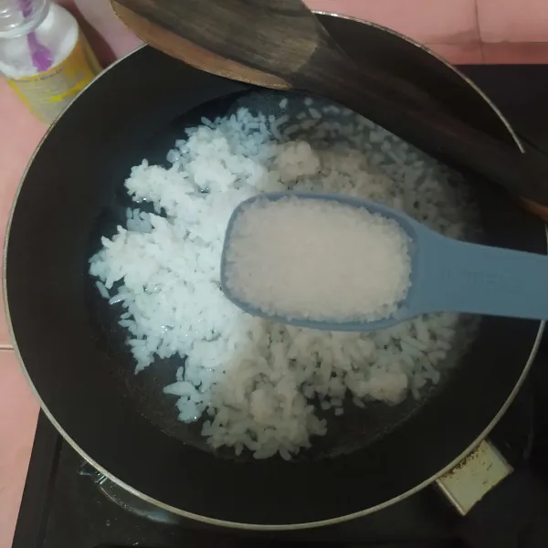 Masukkan nasi, air, garam dan gula pasir ke dalam fry pan anti lengket.