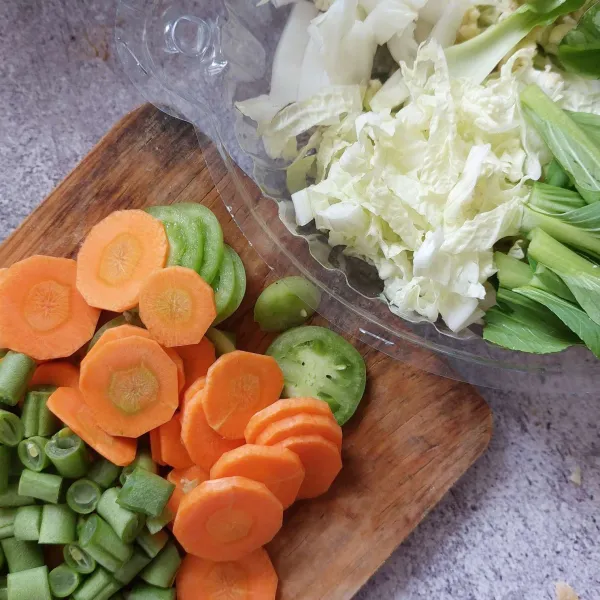 Cuci dan potong-potong sayuran