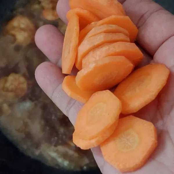 Masukkan wortel dan buncis, masak hingga wortel matang.