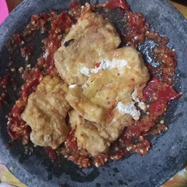 Geprek tahu goreng diatas sambal.