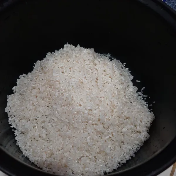 Cuci bersih beras, tiriskan.