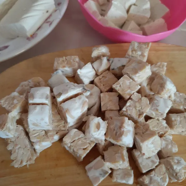Potong-potong tahu dan tempe. Rendam dengan sedikit air dan garam. Sisihkan.