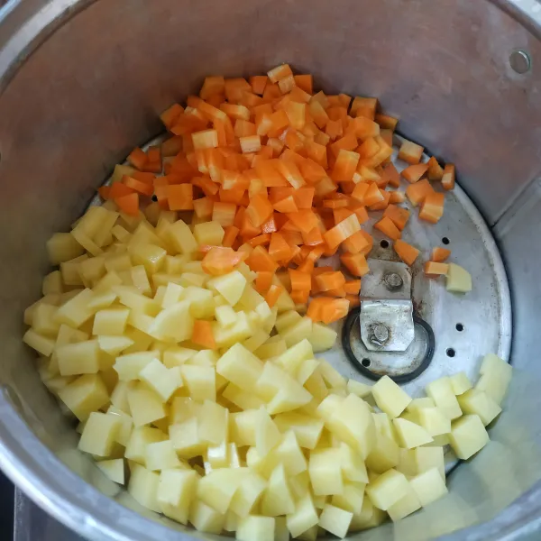 Kukus wortel dan kentang hingga setengah matang.