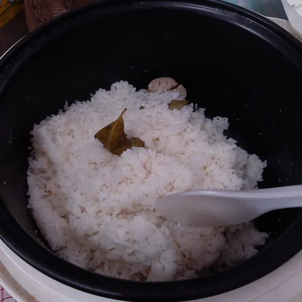 Setelah matang, aduk rata nasi uduk. Siap dinikmati bersama lauk pendamping lainnya.