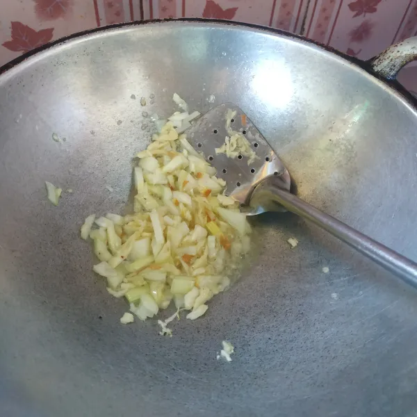 Tumis bawang putih sebentar sampai harum, kemudian masukkan bawang bombai tumis sampai layu dan matang.
