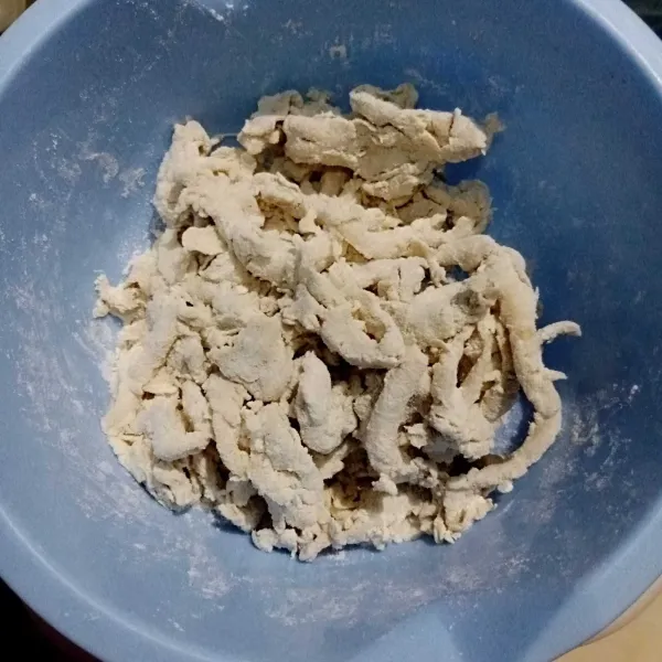 Masukkan tepung pelapis di wadah jamur hingga jamur terselimuti tepung.