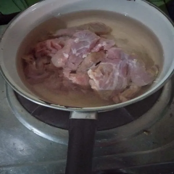 Cuci bersih daging, lumuri dengan perasan jeruk nipis kemudian rebus daging hingga matang.