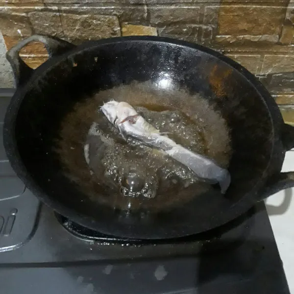Lalu goreng ikan lele hingga matang. Angkat dan tiriskan.