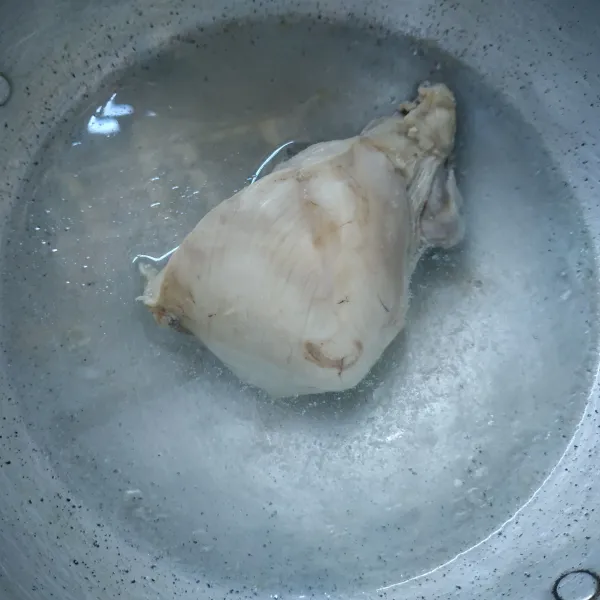 Rebus ayam sampai empuk kemudian cincang.