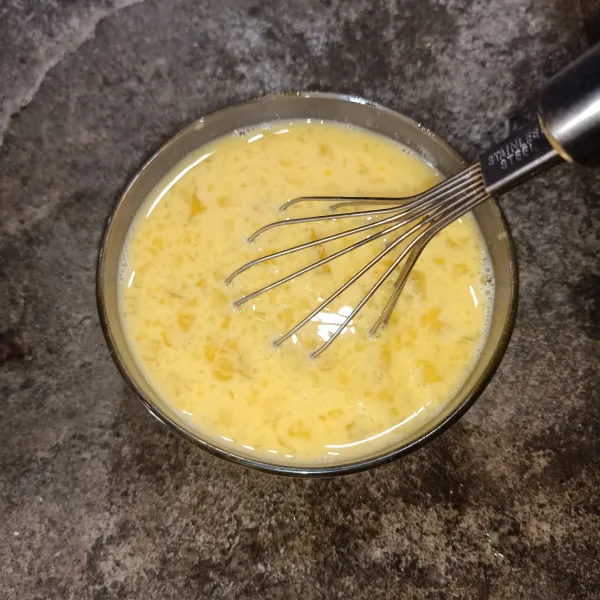 Campurkan telur, air, tepung maizena, susu kental manis, vanilla. Adu sampai rata.