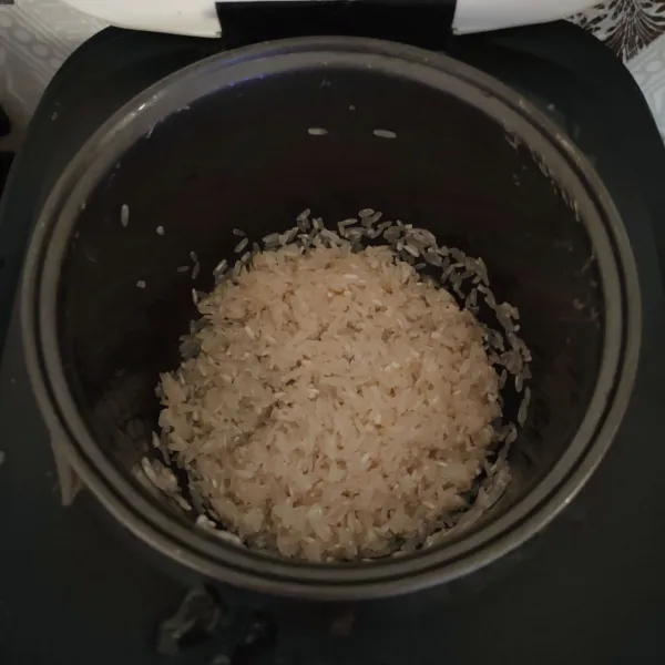Cuci bersih beras, beri kaldu ayam takaran sesuai seperti menanak nasi  biasa.