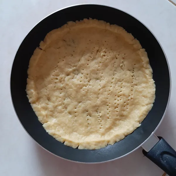 Cetak adonan kulit pie di teflon (uk. 22). Tusuk-tusuk dengan garpu.