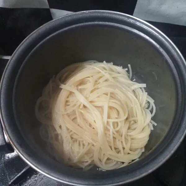 Rebus spaghetti selama 5 menit. Tiriskan.