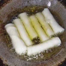 Siapkan risol bihun yang sudah digoreng.