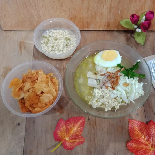 Penyajian : siapkan mangkok isi dengan kuah soto taburi dengan kentang goreng, taoge dan kol taburi dengan bawang goreng.