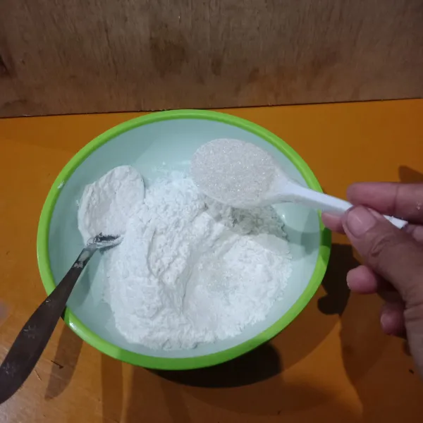 Siapkan wadah, masukan tepung terigu dan gula.